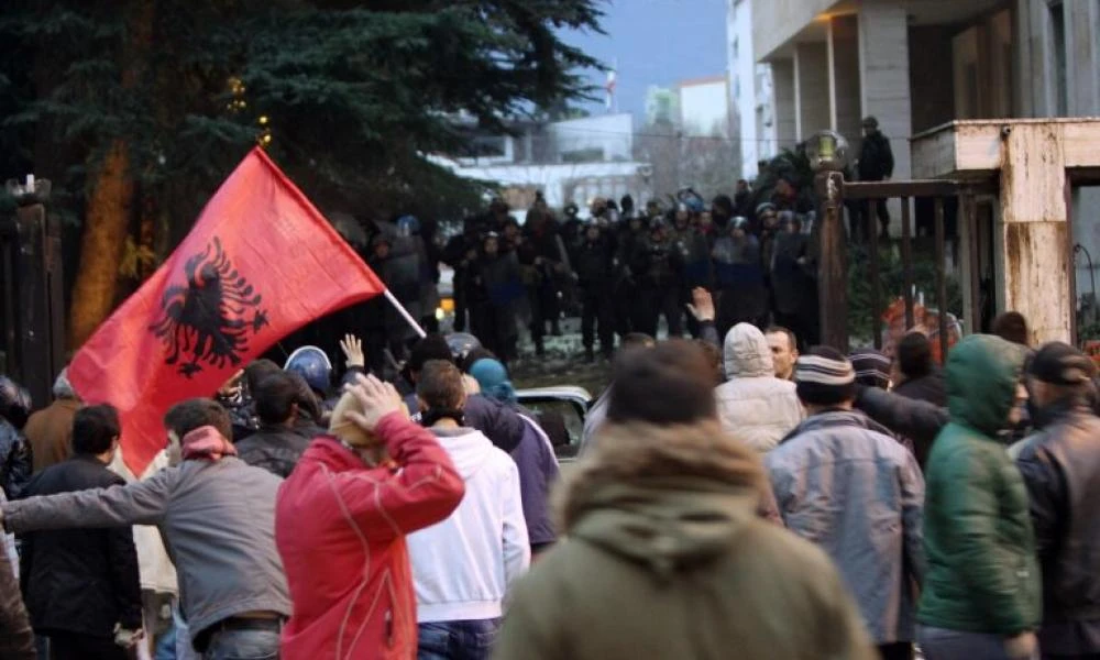 Χάος στην Αλβανία: Διαδηλωτές πέταξαν βόμβες μολότοφ, πέτρες και καπνογόνα μπροστά από το πρωθυπουργικό γραφείο στα Τίρανα